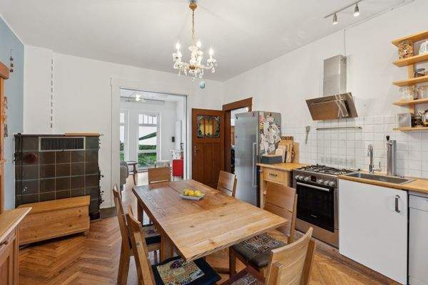 Küche mit Blick zum Wohnzimmer