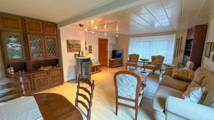 Wohn- und Esszimmer mit Ofen