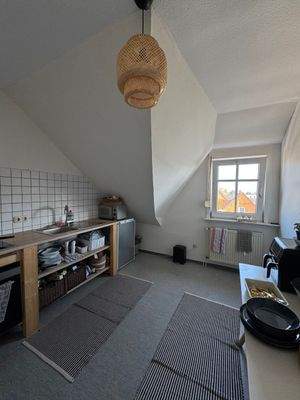 Helle Küche mit Dachfenster