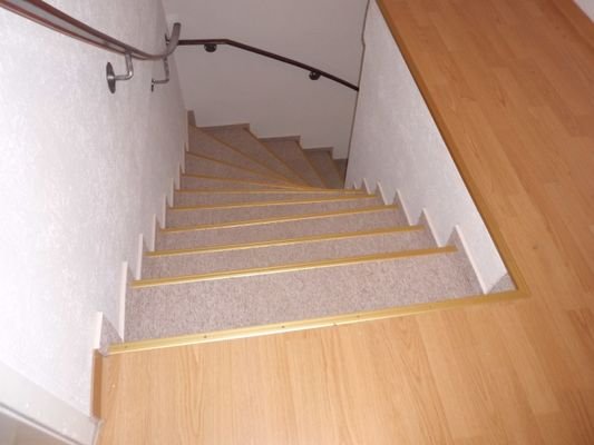 IHRE TREPPE INS ERSTE OBERGESCHOSS