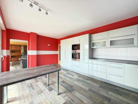 Küche mit EBK - Blick ins Wohnzimmer