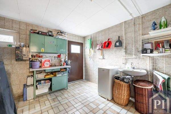 Praktischer Hauswirtschaftsraum mit Werkbank