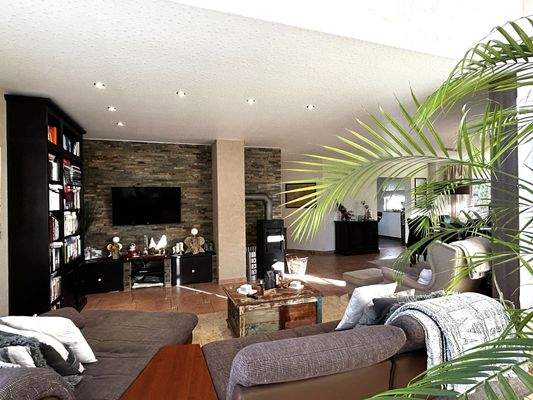 Wohnzimmer mit Blick auf den Kamin