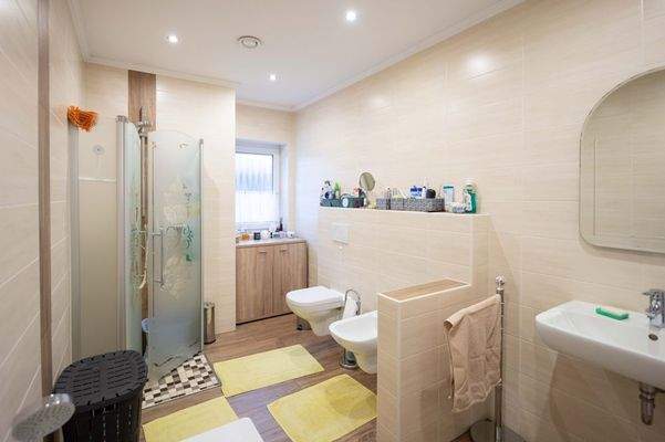 mit Dusche und Wanne 