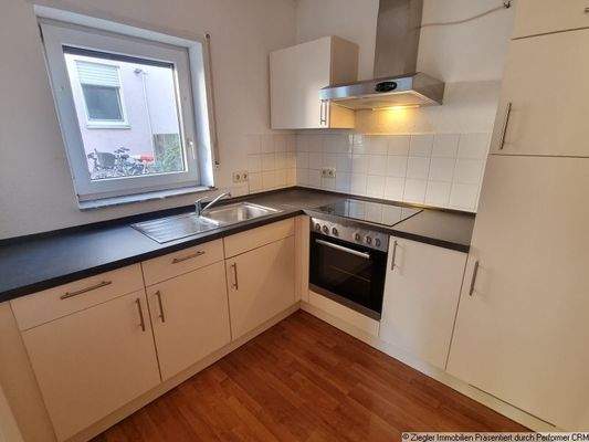 4 Küche mit Einbauküche