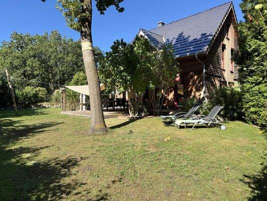 Hausansicht mit Garten