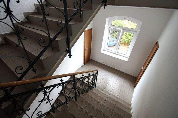 Podest mit Abstellkammern