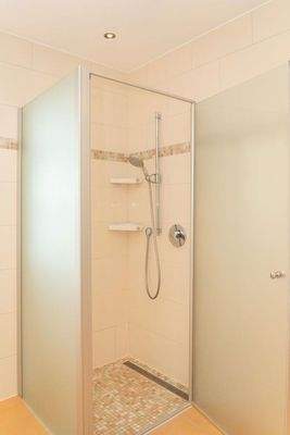 Bad mit Dusche und Wanne