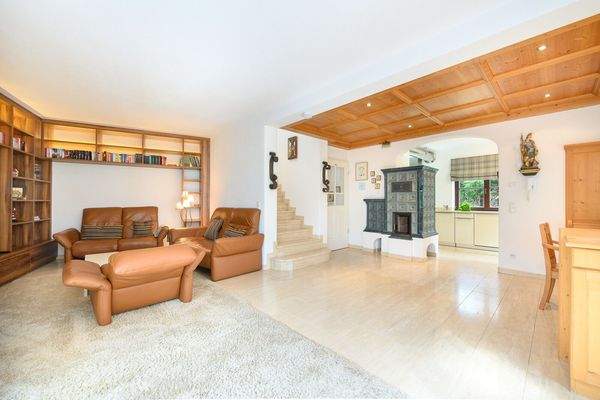 Offener Wohnraum mit Kachelofen | EG