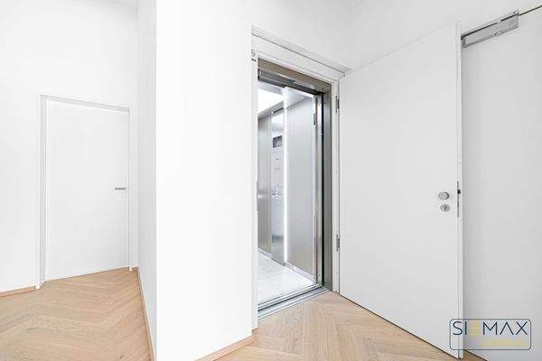 Eingangsbereich mit Aufzug direkt ins Penthouse