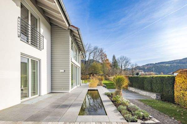 Süd-Terrasse mit Wasserbecken