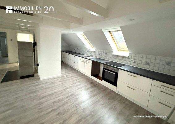 G2602 ・ Einbauküche im Dachgeschoss