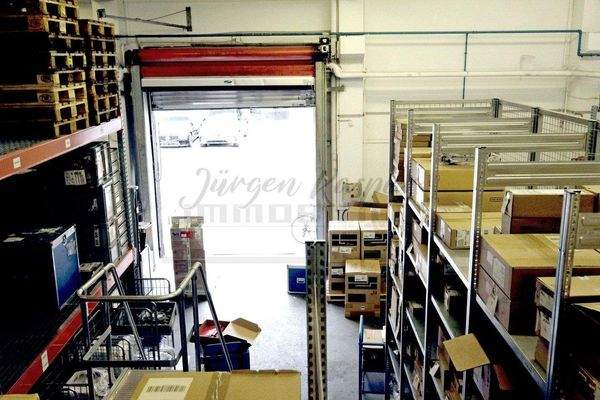 Hallenbereich mit Rolltor