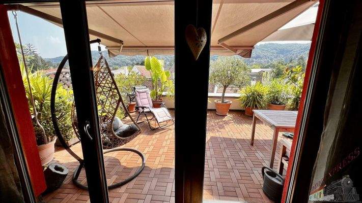 Wohnküche mit Blick auf Terrassenausgang