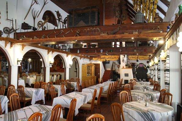 Kukorica-Csárda-belső-asztalok 1.JPG