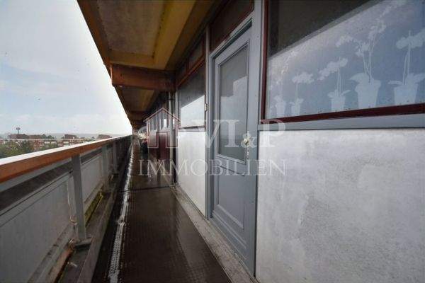 Korridor mit Eingangstür