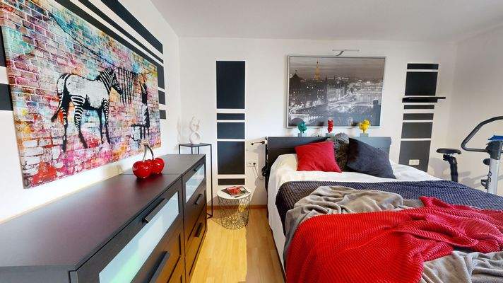 geräumige Schlafzimmer mit