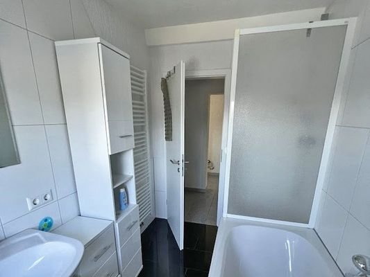 Bad mit Dusche und Wanne
