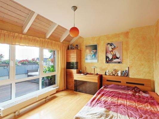 Toller Schlafbereich mit Blick auf den Balkon