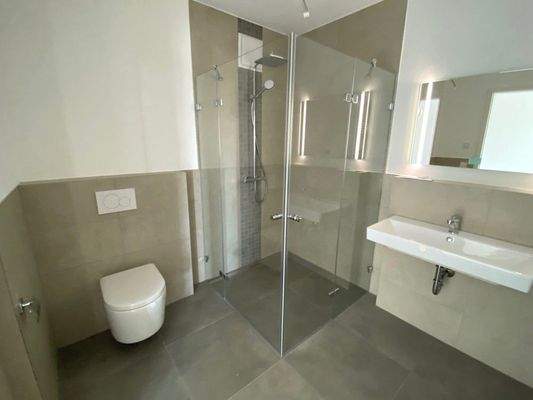 Badezimmer mit Dusche und WC