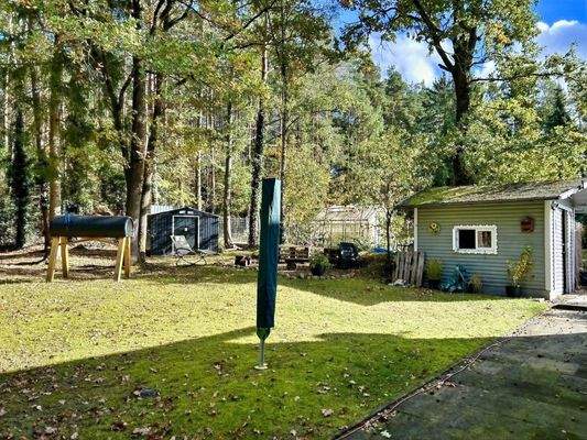 Garten mit Gartenhaus und Schuppen