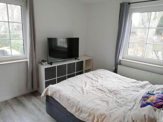 Schlafzimmer mit Laminatboden