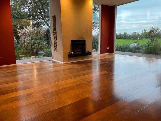 Wohnzimmer mit Kamin