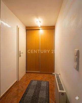 Flur mit praktischem Einbauschrank