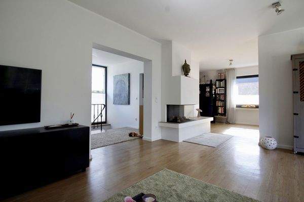 offener Wohnbereich mit Kamin