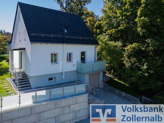 Hauseingang mit Stellplätzen