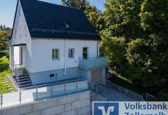 Hauseingang mit Stellplätzen