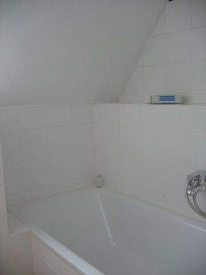 6. Badewanne im lichtdurchfluteten Bad.JPG