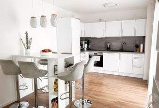 Essbereich mit Zugang zur Loggia