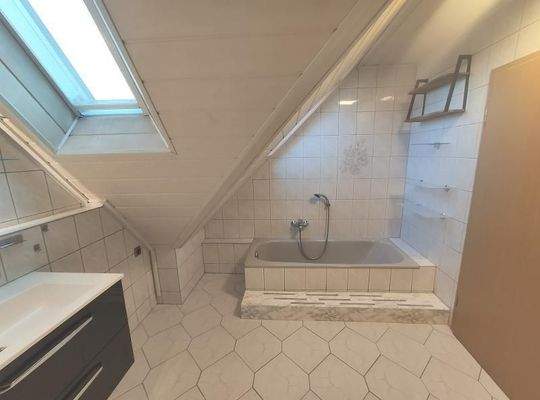 Whg. 1: Bad mit Badewanne, Dusche und Waschmaschinenanschluss Bild 4