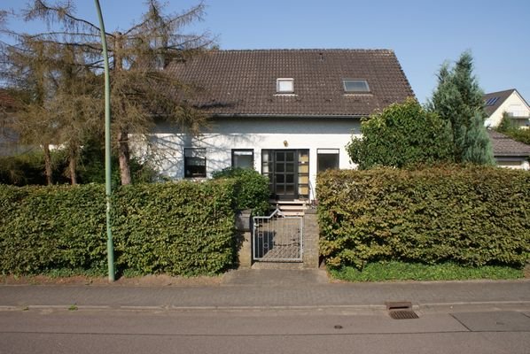 Haus-002-Aussen-Blick-von-der-Straße.JPG