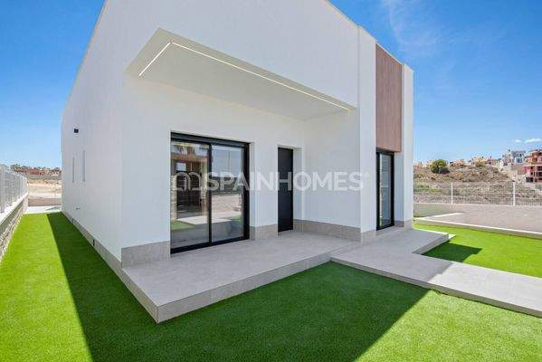 Detached Villas Near the Amenities in Algorfa Alicante