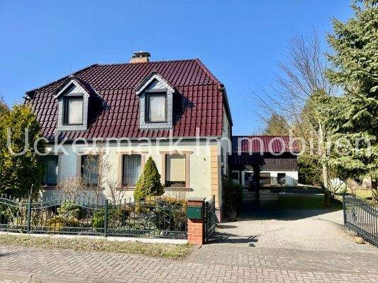 Hausansicht mit Einfahrt