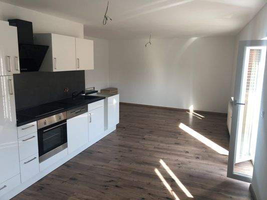 Einbauküche mit Wohn-/Essbereich