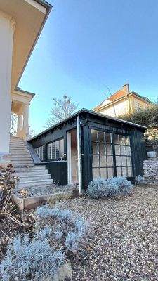 Blick auf Archiv mit Eingang