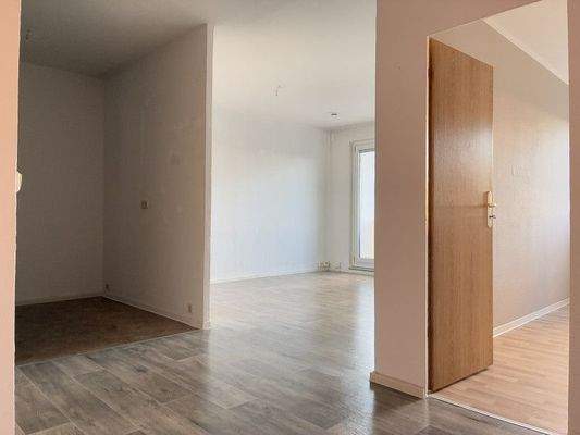 Blick in Küche, Wohnbereich und Kinderzimmer