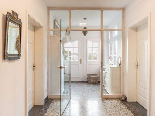 Heller Eingangsbereich mit Windfang