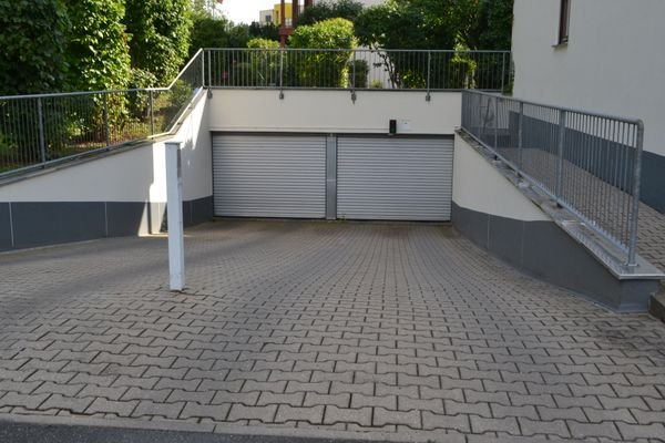 Breite Zufahrt zur Tiefgarage