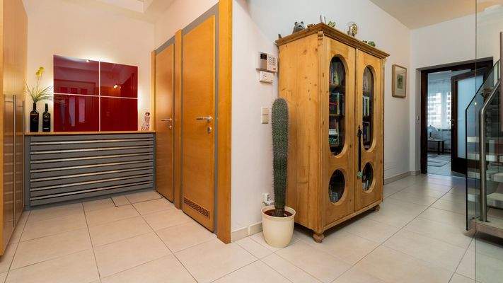 Eingangsbereich Blick auf Garderobe und WC und Arbeitszimmer