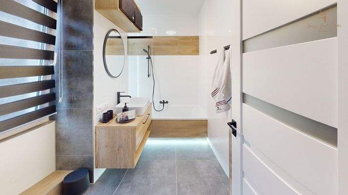 modernes Badezimmer mit Dusche in Badewanne