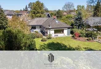 Attraktive rückwärtige Hausansicht mit Blick auf Garten und Außenbereich