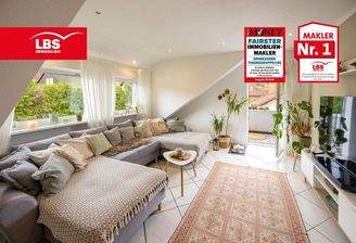 Wohnzimmer, mit Gaube (aus 1999) und Zugang zum Balkon