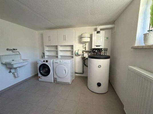 Hauswirtschaftsraum mit Heizung im KG