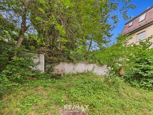 Grundstück seitlich vom Altbau