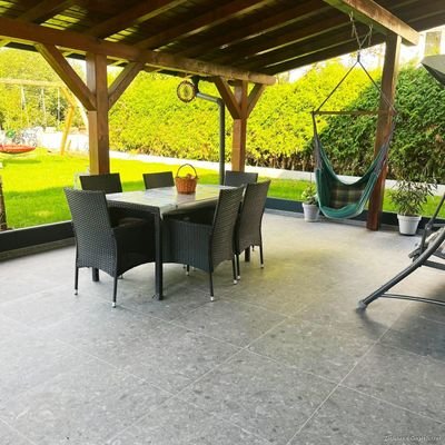 Die überdachte Terrasse im Garten
