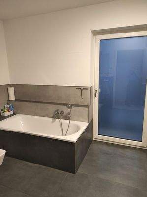 Badewanne mit Badezimmer Tür